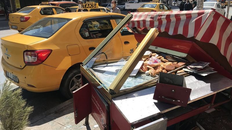 İzmir'de kazaya karışan taksi simitçi tezgahına çarptı