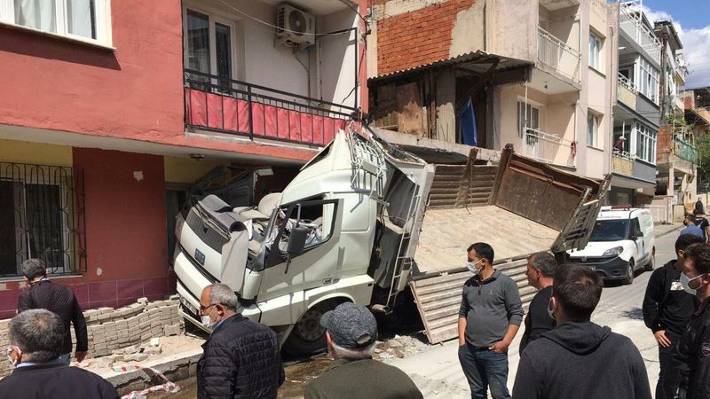 İzmir'de kamyon, depo ve apartmana çarptı