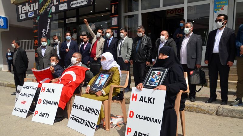 Muş'taki annelerin 'evlat nöbeti' devam ediyor