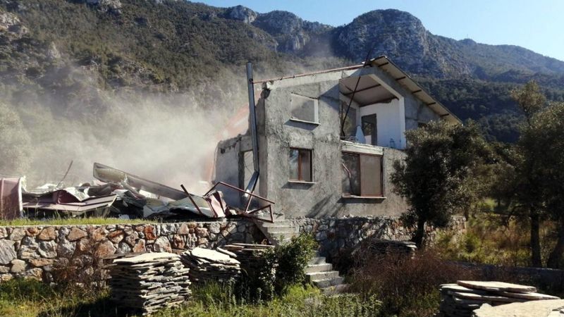 Muğla'daki Akbük Koyu'nda yıkım çalışmaları devam ediyor