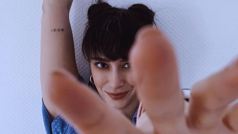 Hande Doğandemir otostop çekti