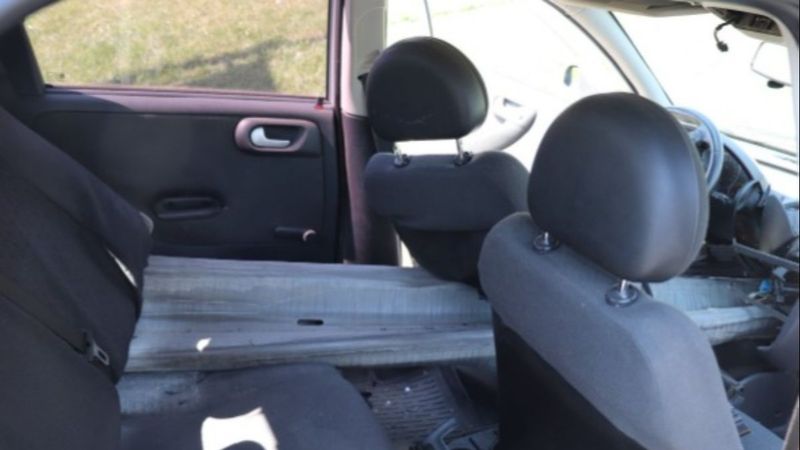 Bayrampaşa’da araç bariyerlere ok gibi saplandı