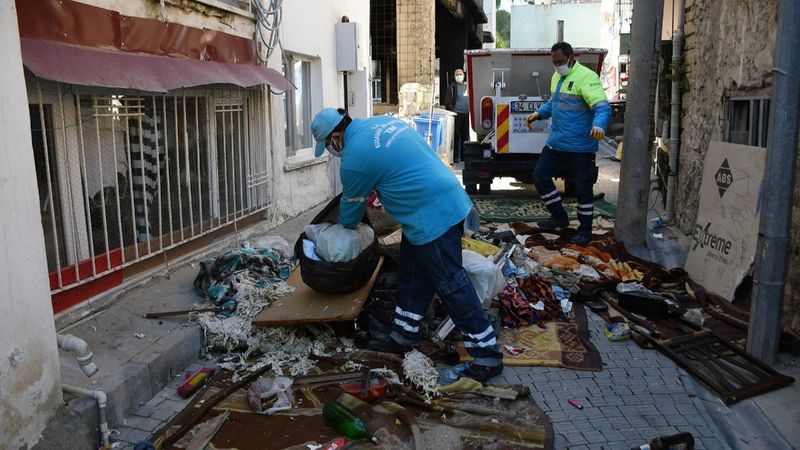 Kuşadası'nda evden 6 kamyon çöp çıktı