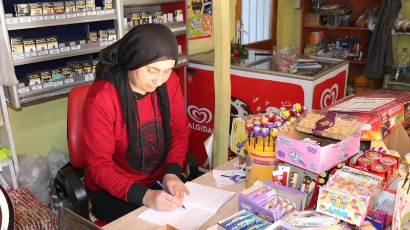 Denizli'de hayırsever bakkal bakkal dolaşıp borçları kapattı