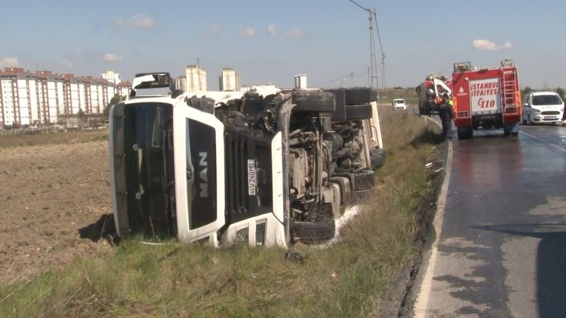 Hadımköy’de iki tır çarpıştı: 2 yaralı
