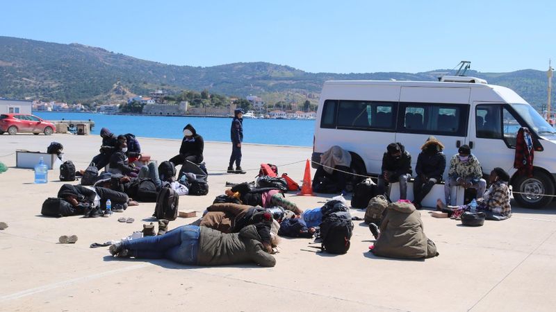 Yunan askerlerinin ittiği 23 kaçak göçmen kurtarıldı