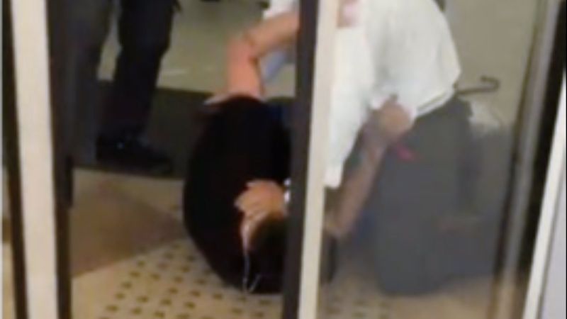 Antalya'daki maske tartışması, AVM girişinde kavgaya neden oldu