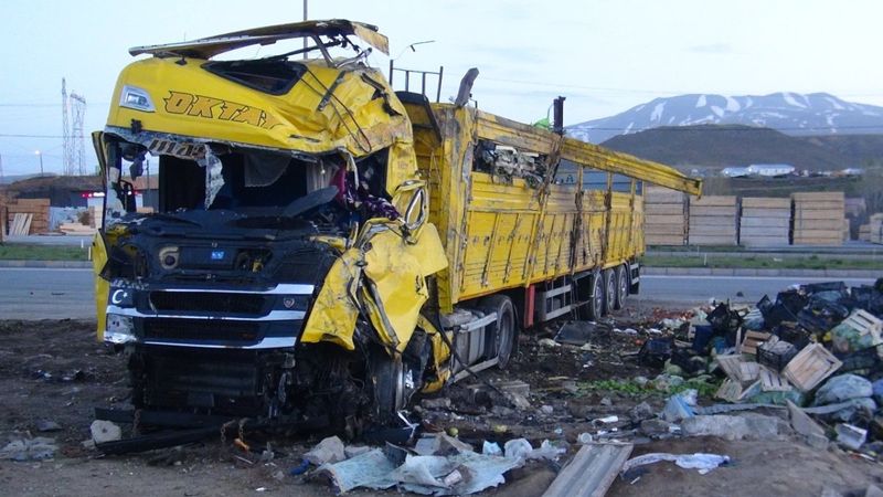 Tatvan'da tırla kamyonet çarpıştı: 1 ölü, 2 yaralı