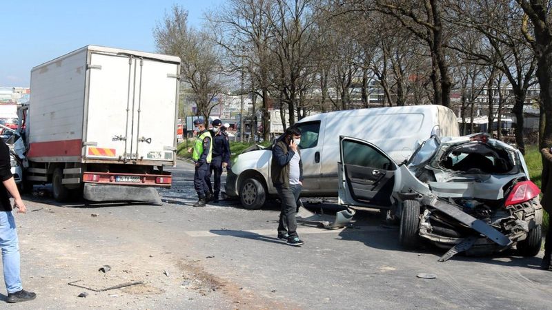 Tekirdağ'da freni boşalan kamyonet 5 araca çarptı