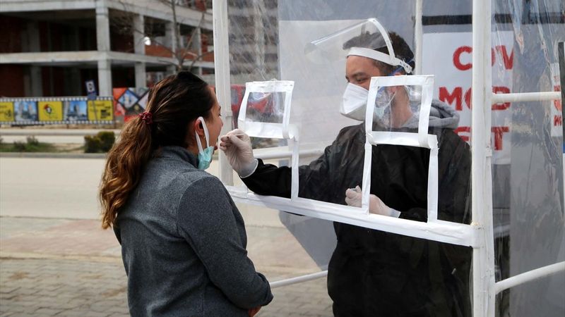 Koronavirüs testlerinin pozitiflik oranı 3 kat arttı