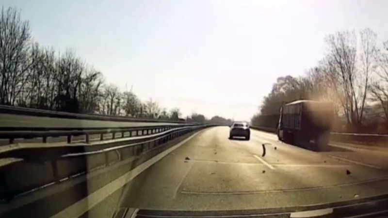 TEM'de kamyon lastiğinin patlama anı