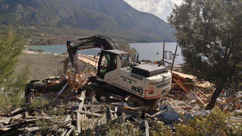 Muğla Akbük Koyu'nda kaçak yapıların yıkımının ilk etabı tamamlandı