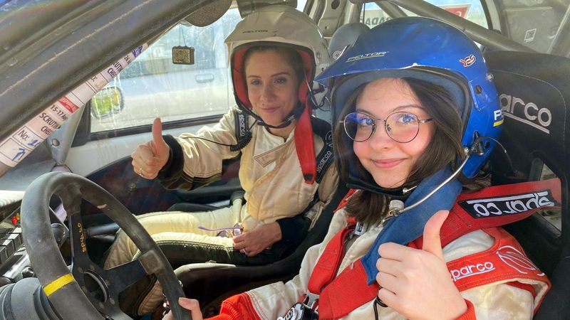 İzmir'de 16 yaşındaki ralli pilotunun doğum günü pistte kutlandı