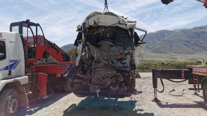 Afyonkarahisar'da iki tır kafa kafaya çarpıştı