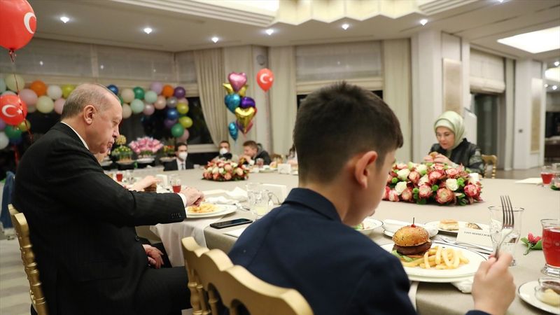 Cumhurbaşkanı Erdoğan, çocuklarla iftarda buluştu