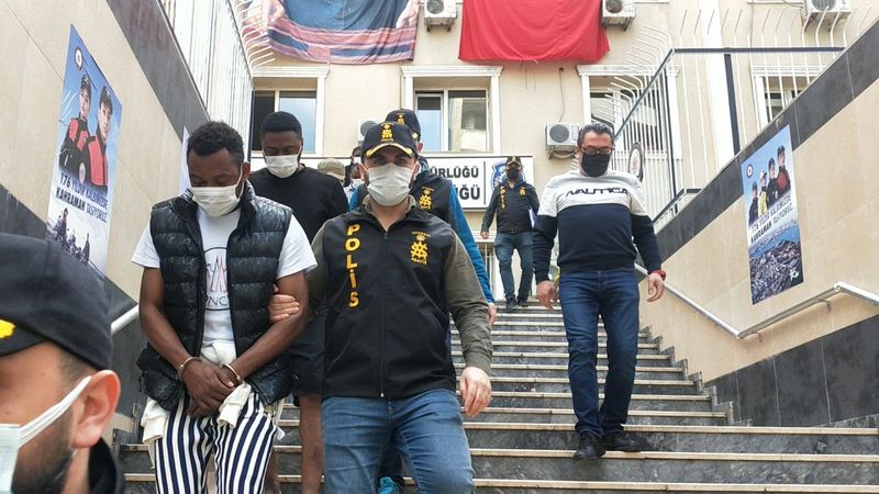 Beşiktaş'ta 4 kilo sahte altın satan 9 Afrikalı yakalandı