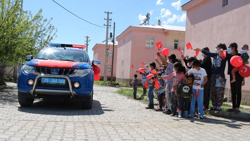 Elazığ'da jandarma ekiplerinden çocuklara sürpriz