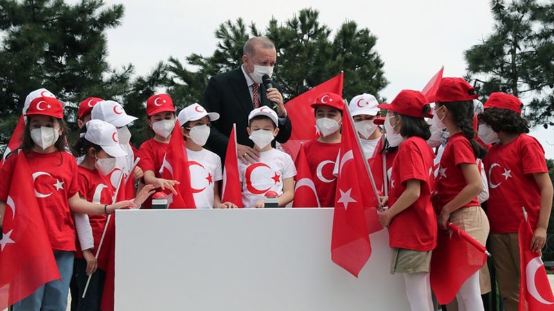 Cumhurbaşkanı Erdoğan, dünyanın en büyük Türk bayrağını çocuklarla göndere çekti