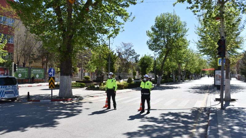 Malatya'da sokaklar, kısıtlama nedeniyle boş kaldı