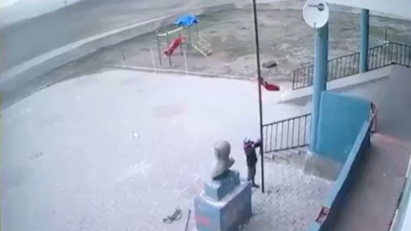 Ağrı'da çobanlık yapan gencin bayrak hassasiyeti