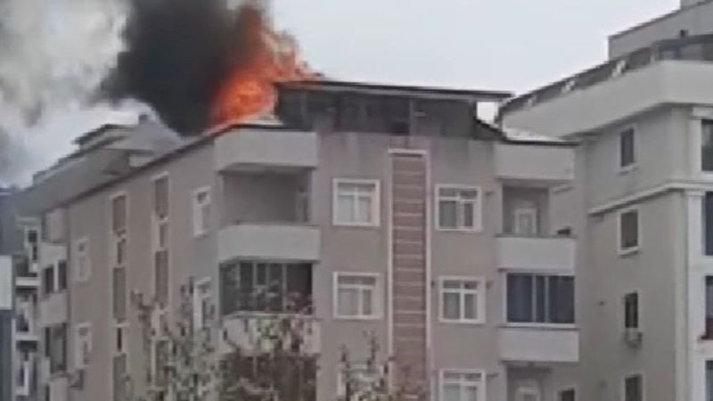 Pendik’te 6 katlı binanın çatı katı alev alev yandı