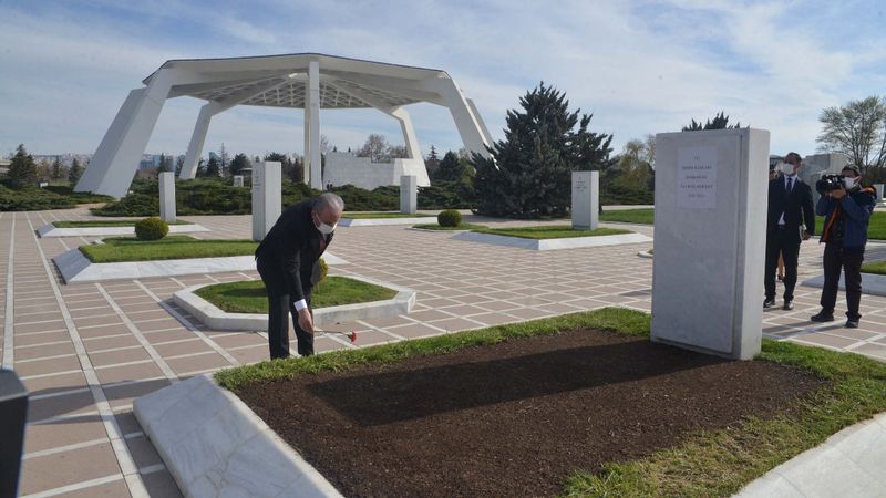 TBMM Başkanı Mustafa Şentop'tan Devlet Mezarlığı'na ziyaret