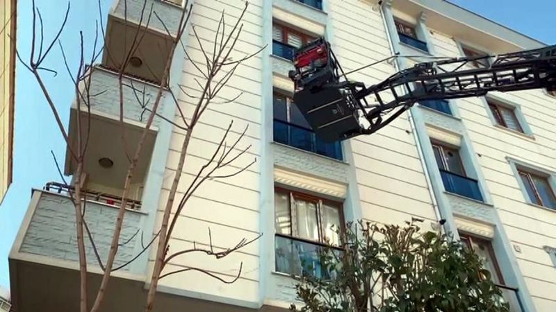 Avcılar’da cam balkonda mahsur kalan güvercin kurtarıldı