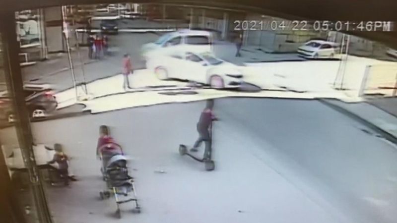 Esenyurt'ta ayakkabısını bağlayan çocuğu otomobil ezdi