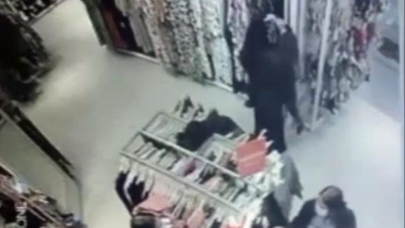 Esenyurt'ta kıyafet seçer gibi yapıp çantadan para çaldılar