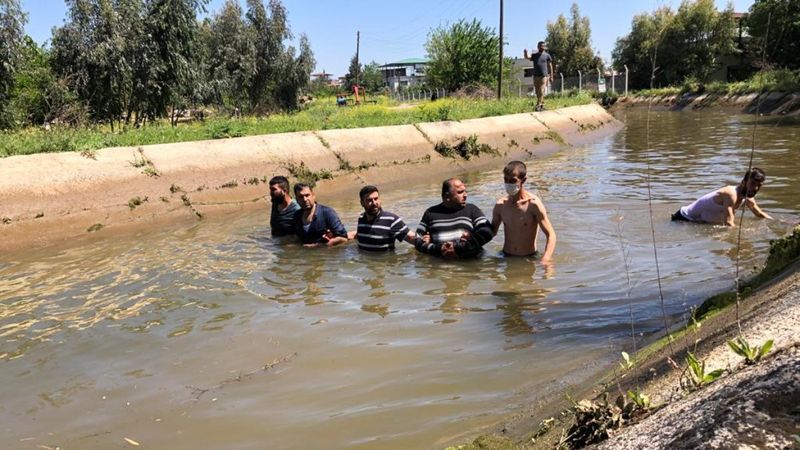 Hatay'da arıların saldırdığı imam kanala düştü