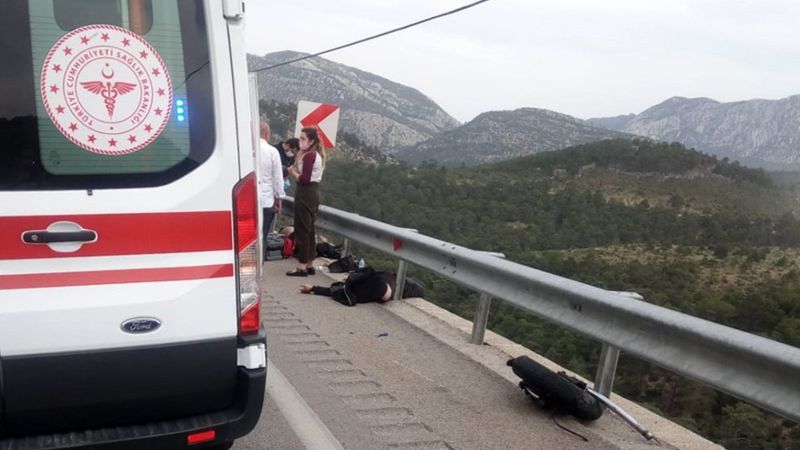 Antalya'da motosiklet bariyerlere çarptı: 2 ölü