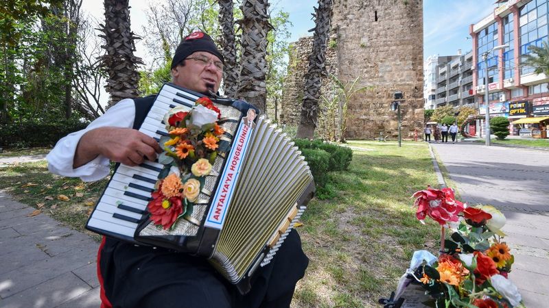 Antalya'daki tek kollu müzisyen, pandemide moral veriyor