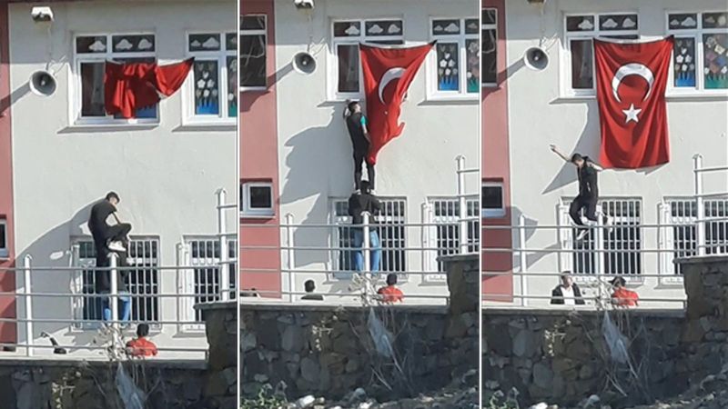 Yozgat'ta katlanan Türk bayrağını düzelten öğrenciler