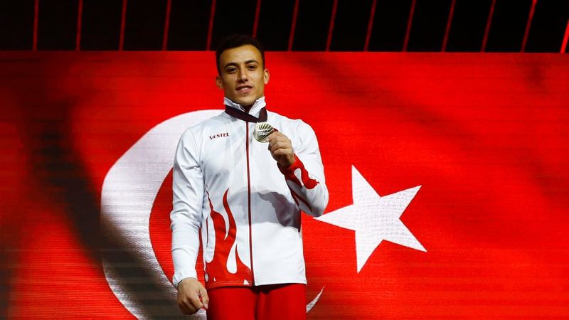 Adem Asil barfiks aletinde bronz madalya kazandı