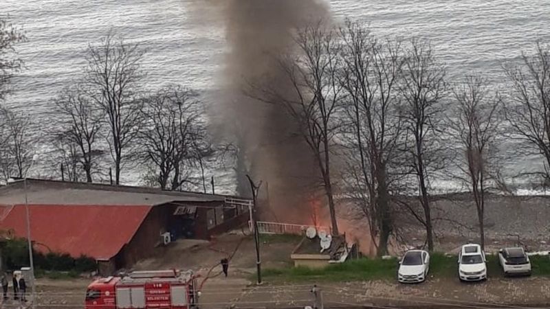 Giresun’da plajda çıkan yangın ahşap yapıları sardı