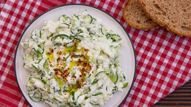 Sahura ekmek üstü lezzet: Lorlu salatalık dövme