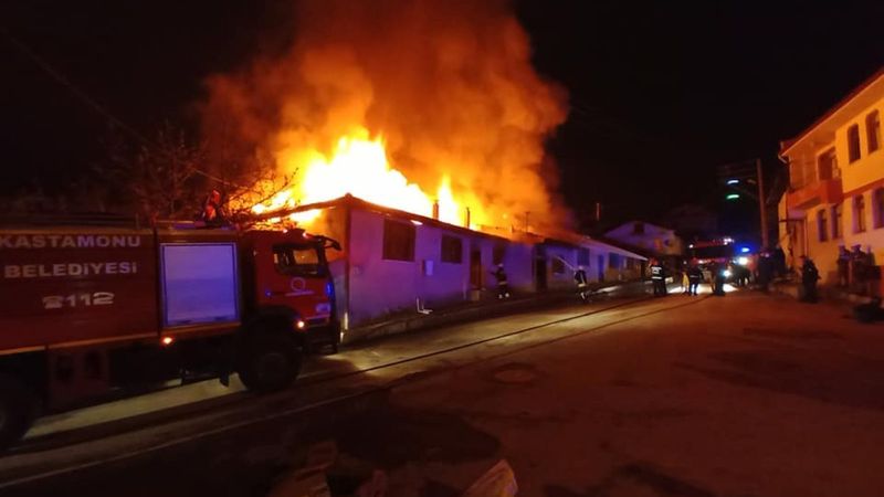 Kastamonu'da çıkan yangında 4 ev kül oldu