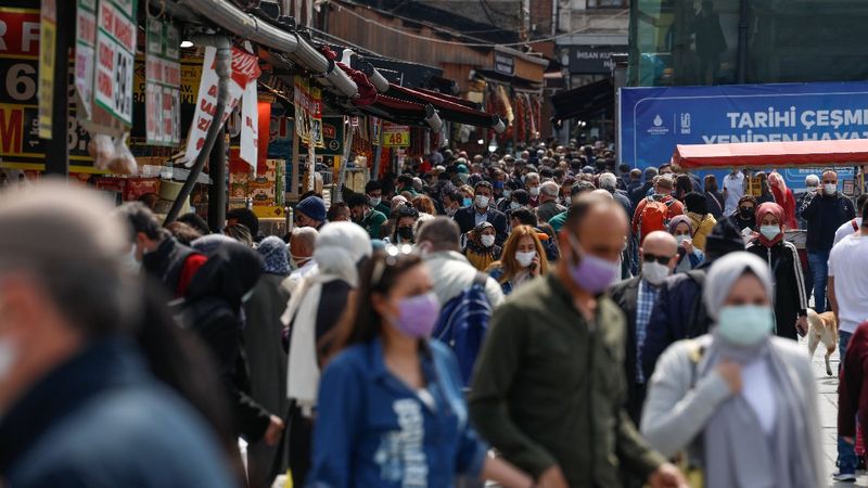 Eminönü'nde kapanma öncesi alışveriş yoğunluğu