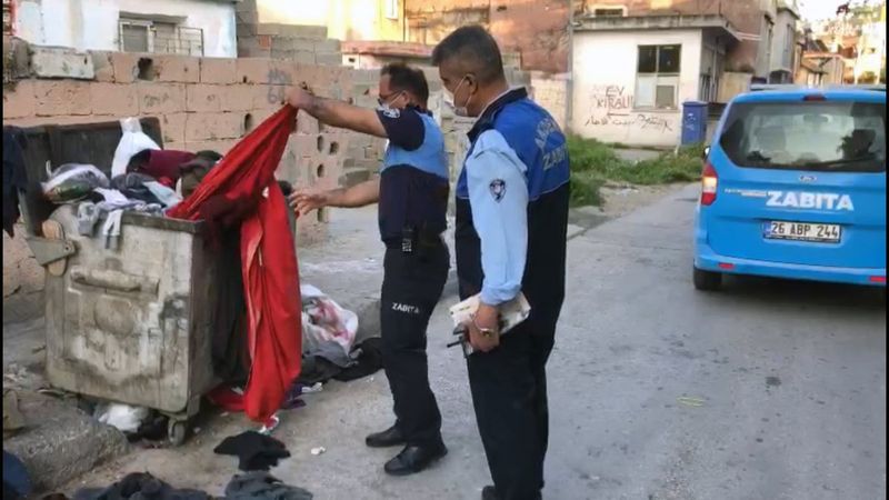 Mersin'de Türk bayrağı çöpe atıldı