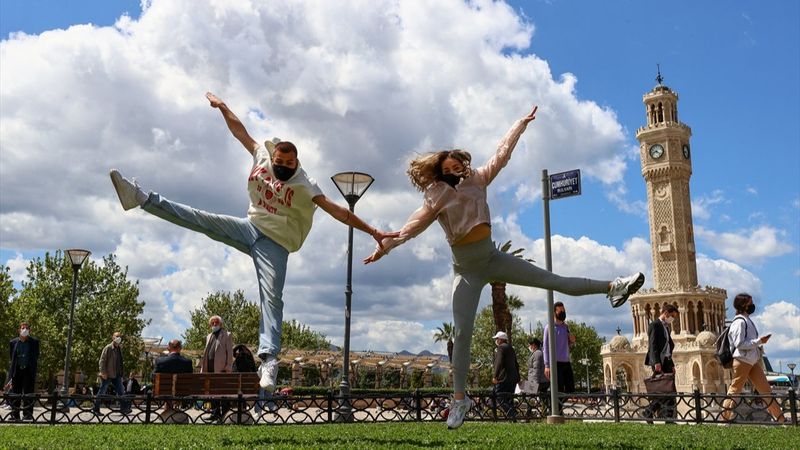 İzmir'de dansçılar, meydanlarda dans etti
