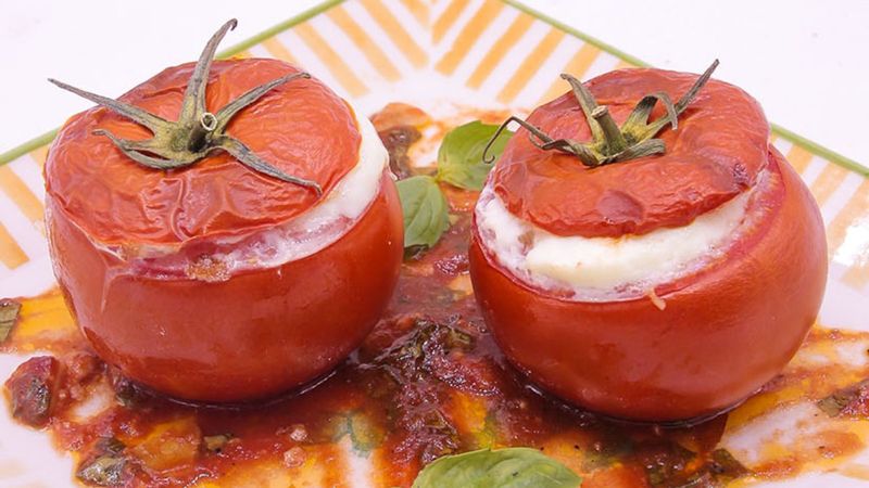 Ekmek banmalık lezzet: Yumurtalı domates dolması