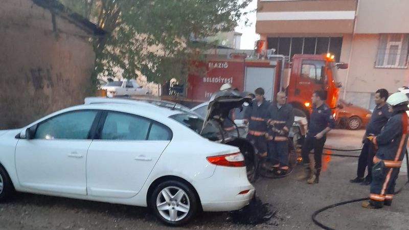 Elazığ’da park halindeki araçlar alev alev yandı
