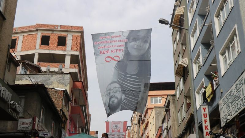 Samsun'da eşiyle tartışan esnaftan 'pankartlı' özür