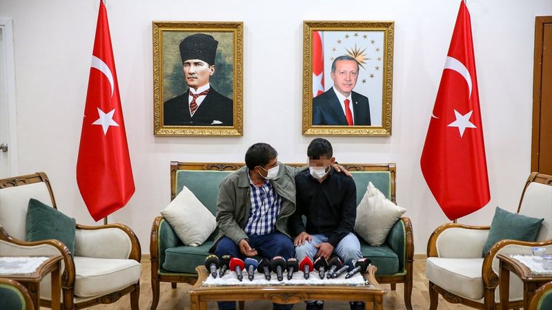 Diyarbakır'da oturma eylemi yapan aile evladına kavuştu