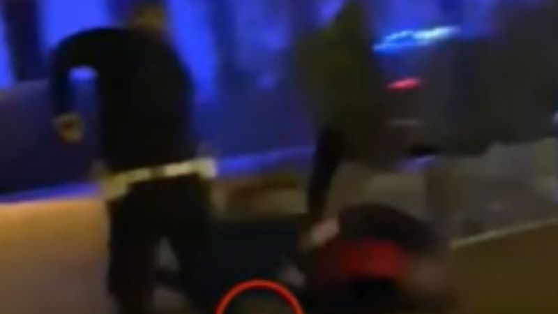 Polonya polisi üzerine yürüyen saldırganı vurdu