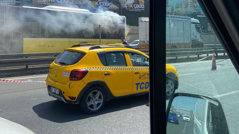 Merter'de metrobüs yangını