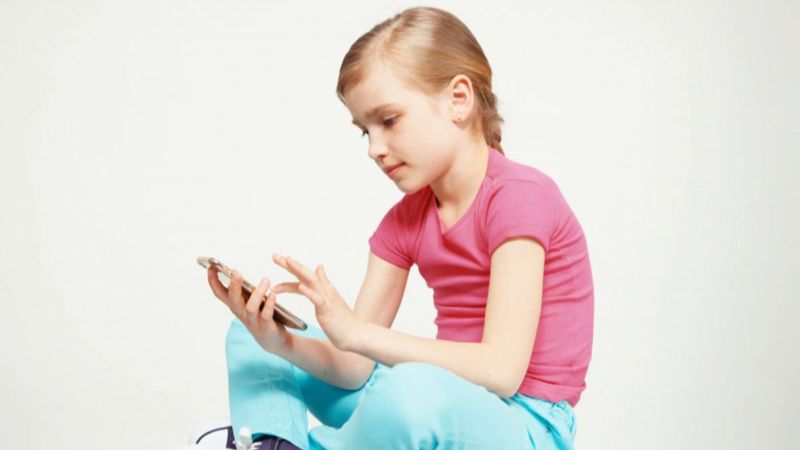 Çocuğunuz telefona çok fazla bakıp kambur olmasın
