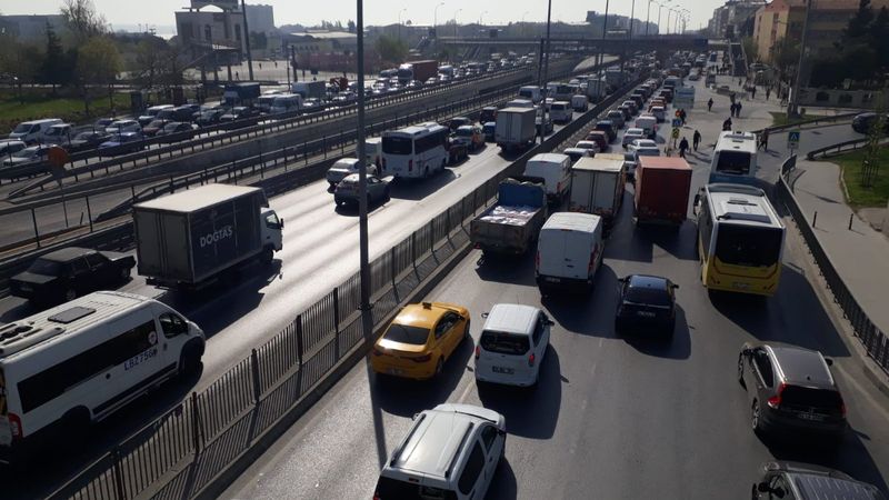 İstanbul'da tam kapanmanın ilk günü trafik yoğunluğu yaşandı