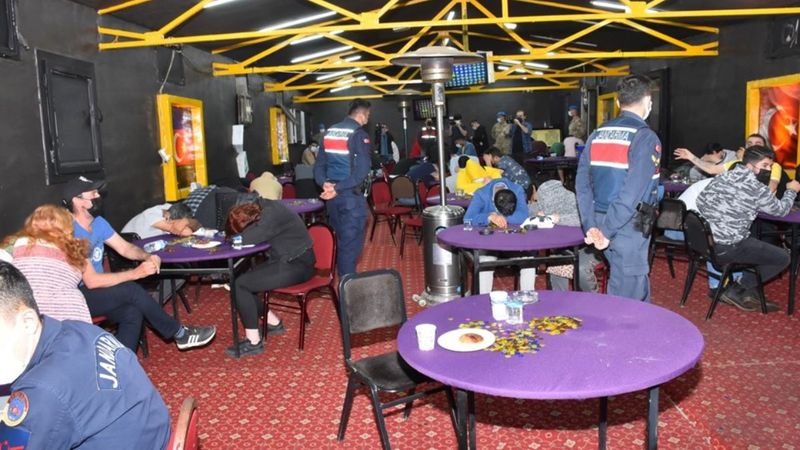 İzmir'de 'Sabri Abi' isimli baskında kumar oynayan 60 kişi yakalandı