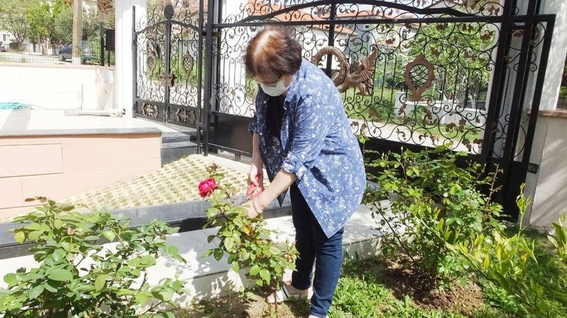 Balıkesir'de tam kapanmayla bahçe bakımlarına özen gösterildi